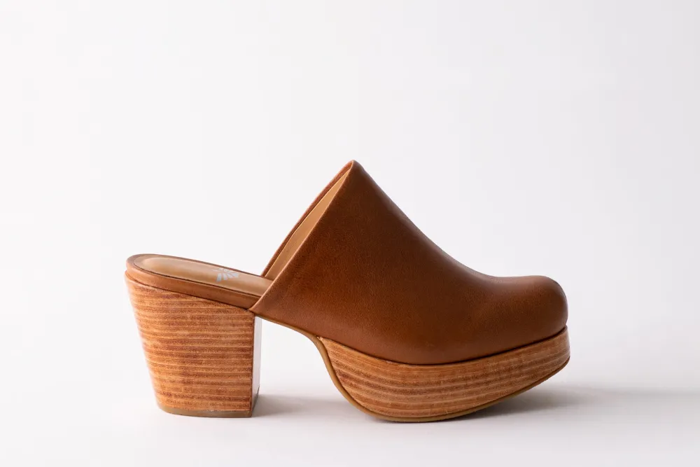 Discount Fortress Ava Clogs in Whiskey Shoes