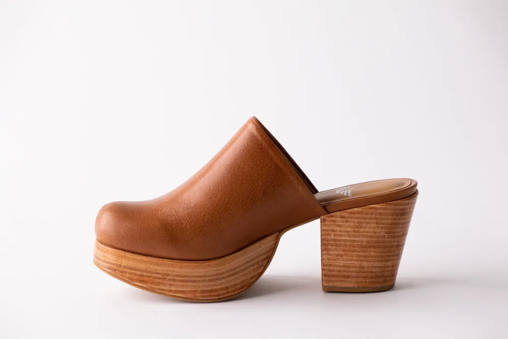 Discount Fortress Ava Clogs in Whiskey Shoes