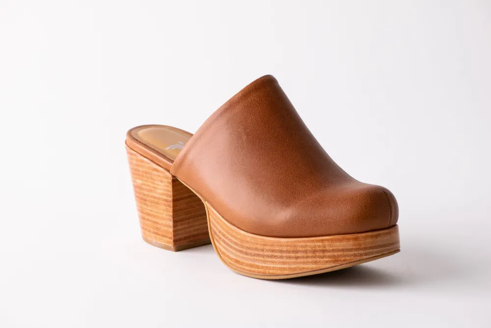 Discount Fortress Ava Clogs in Whiskey Shoes
